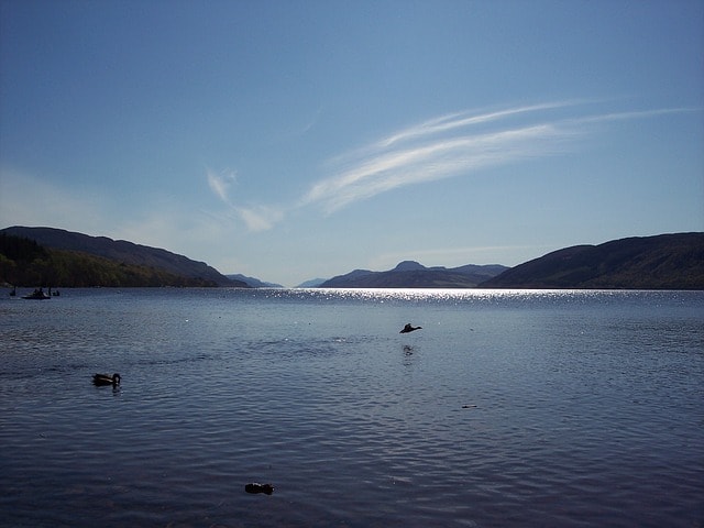 Lieu mystérieux : Le Loch Ness calme avec quelques oiseaux qui jouent sur l'eau.