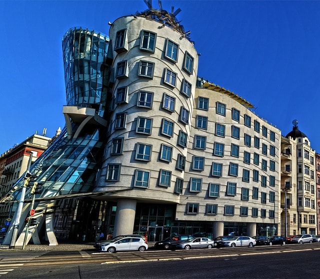 La maison dansante avec ses innombrables fenêtres et son architecture décalée à Prague.