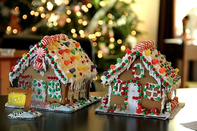 Deux petites maisons en pain d'pices, une tradition gourmande à déguster à Noël à San Francisco.