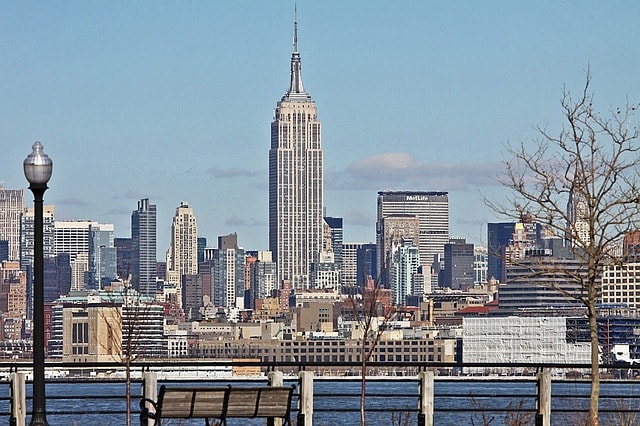 L'Empire State Building et plusieurs autres gratte-ciel à New York.