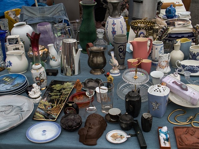 Étal de produits vintages : cafetière, sculptures, vases, pots en céramique, etc. dans un marché aux puces à Prague.