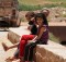 Trois enfants souriants dans une rue vers Marrakech.