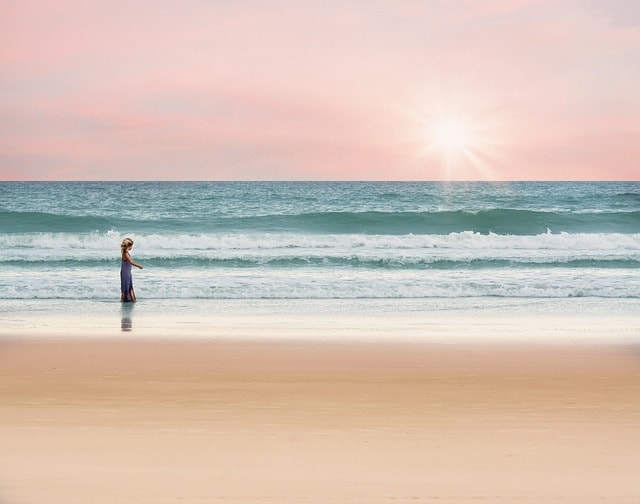 Femme se promenant le long de la plage à Tel-Aviv.