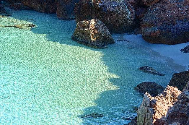 Rochers en bord de mer formant les grottes à Ibiza.