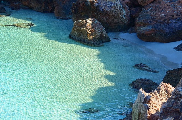 Paysages et entrée des grottes à Ibiza.