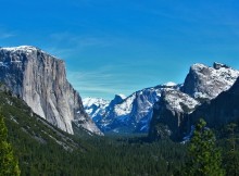 Montagnes enneigées, vallées et forêts, à voir au Parc National Yosemite.