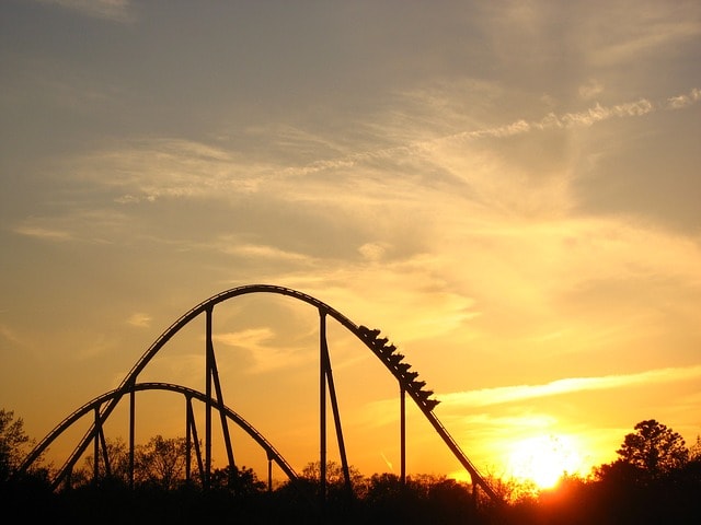 Montagne russe dans le parc d'attractions Bakken au coucher de soleil à Copenhague.