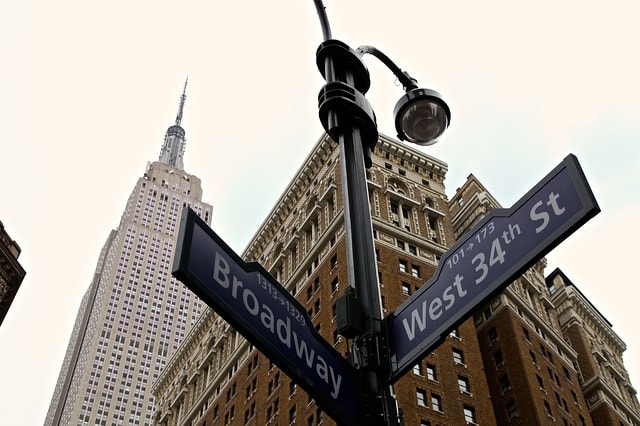 Panneau indiquant la rue de Broadway.