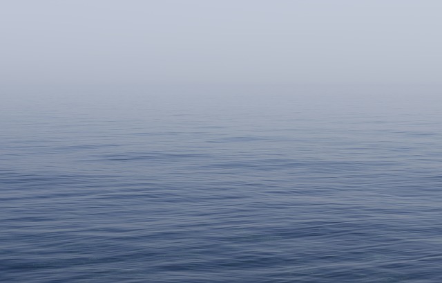 Océan bleu calme avec du brouillard aux Bermudes.