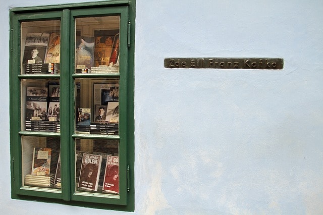Fenêtre bibliothèque comprenant les livres de Franz Kafka à Prague.