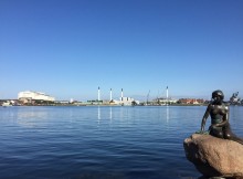 La célèbre sculpture de la petite sirène sur son rocher à Copenhague.