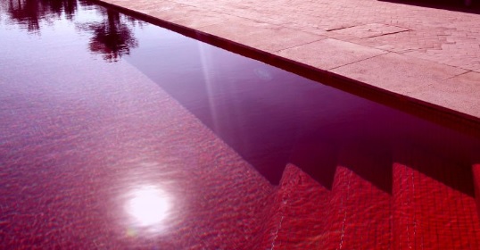 Piscine rouge du Murano Resort à Marrakech.
