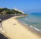 Magnifique plage de sable fin et mer calme à Tel-Aviv.