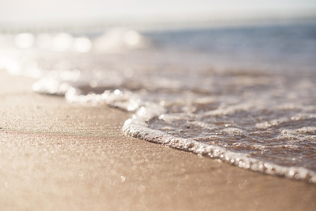 Mer calme sur la plage de Tel-Aviv.