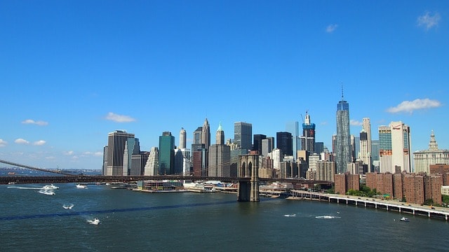 Imposant pont de Brooklyn et les gratte-ciel sur l'autre rive.