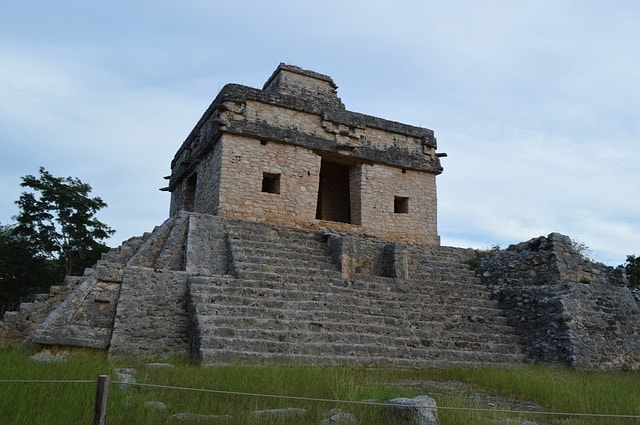 Pyramide maya, vestige des civilisations précolombiennes dans les sites touristiques aux alentours de Cancun.