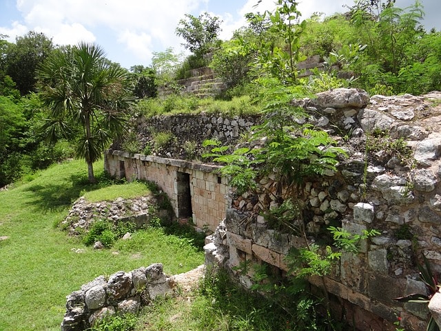 Ruines de pyramide maya sur le site archéologique d'El Meco à Cancun.