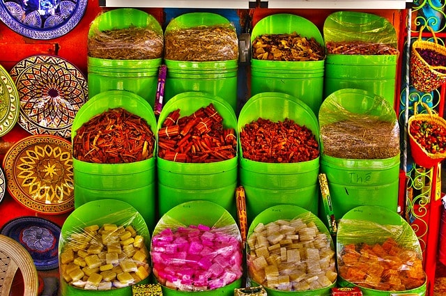 Echoppe d'épices très colorées à Mellah à Marrakech.