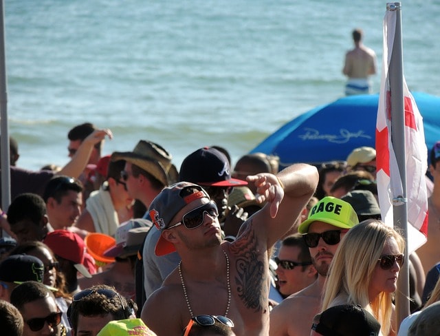 Groupe de jeunes dansant sur la plage lors du Spring break à Cancun,.