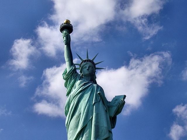 La statue de la Liberté de New York sous un ciel bleu.