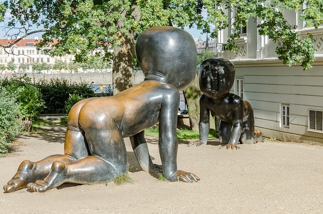 Statues de bébés nus géants rampants à Prague.