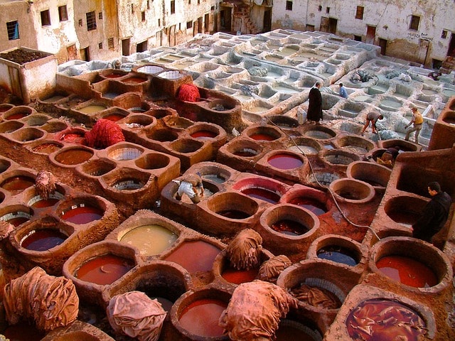 La tannerie et ses innombrables cuves contenant de couleur à Marrakech.