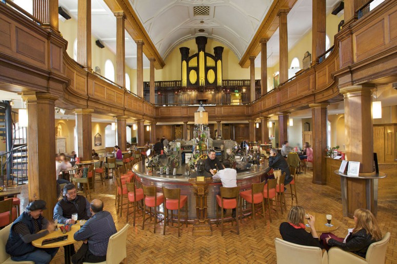 Intérieur de l'église transformée en restaurant "The Church" à Dublin avec son comptoir géant au milieu.