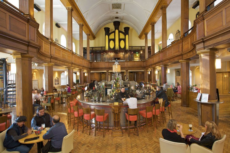 Intérieur de l'église transformée en restaurant "The Church" à Dublin avec son comptoir géant au milieu.