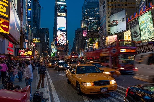 Time Square illuminé en soirée.