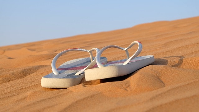 Paire de tongs sur les plages de sable fin de Tel-Aviv.