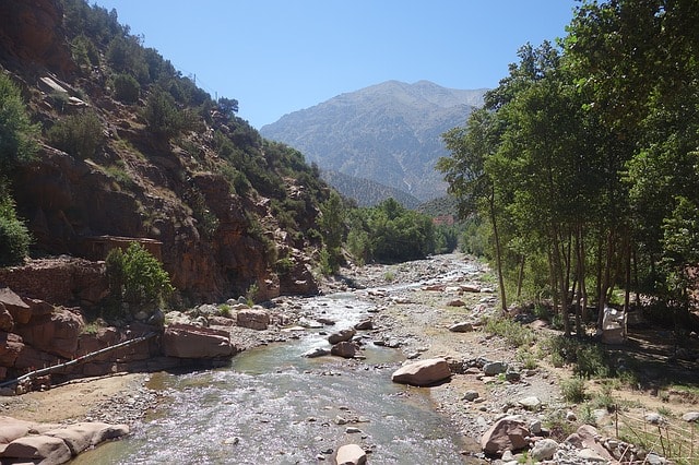 Paysages autour du lac Lalla Takerkoust ponctués de ruisseaux, forêts et montagnes à Marrakech. 