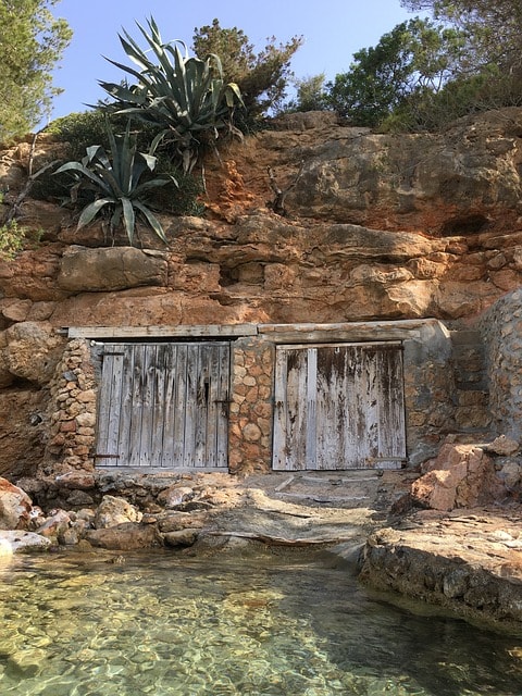 Deux portes menant dans une galerie souterraine à Ibiza.