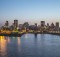 La ville éclairée de Montréal au bord de l'eau en soirée.