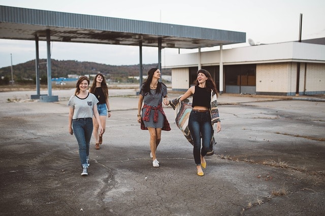 Groupe de 4 filles souriantes prêtes à faire la fête au Spring Break de Cancun.