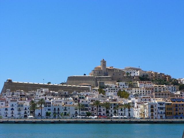 La ville d'Ibiza dominée par la Haute ville ou Dalt Vila.