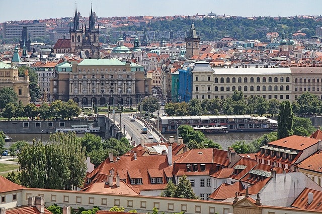 Vue sur la ville Prague depuis le Métronome : rivière, pont, bâtiments.
