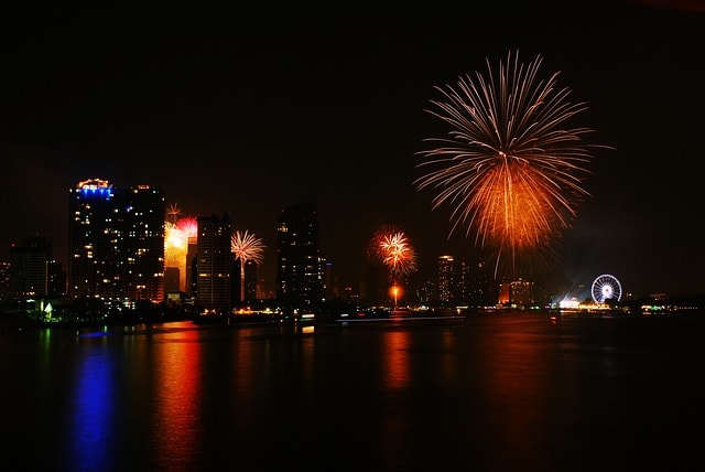 Superbes feux d'artifice de minuit à Bangkok.