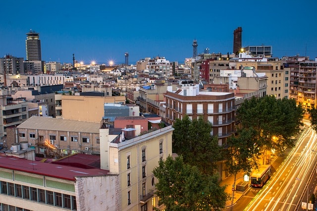 Vue sur la ville de Barcelone et les rues éclairées.