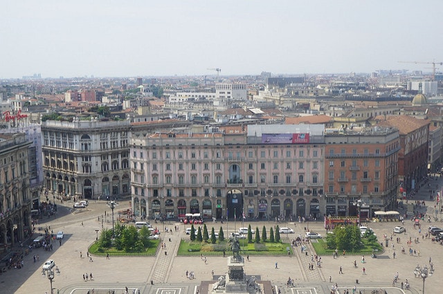 Vue en hauteur sur une belle place ornée de jardin à Milan.