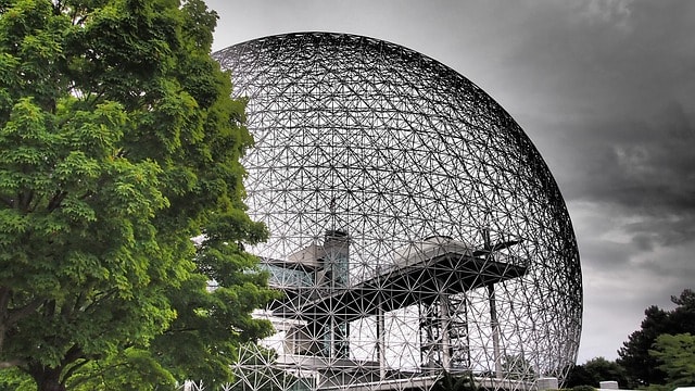 La Biosphère reconnaissable à sa structure arrondie à Montréal.