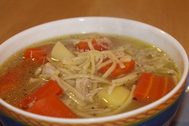 Un bol de soupe au poulet à base de légumes au Mexique.