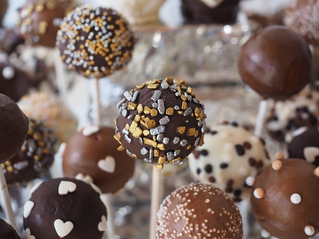 Sucettes de chocolats décorés avec des pépites de chocolats et confettis.