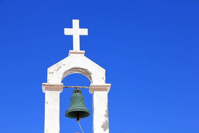 Clocher d'une église surmonté d'une croix.