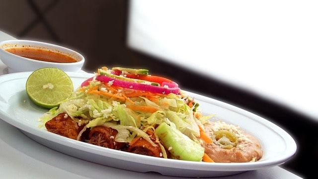 Jolie assiette colorée de légumes pouvant servir de garniture aux enchiladas.