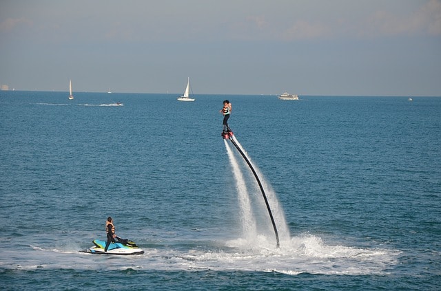 Homme effectuant du Flyboard à Dubai.