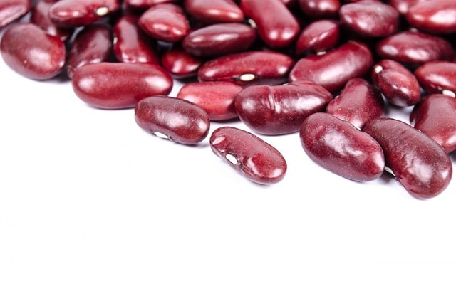 Les frijoles sont des haricots rouges cuisinés de plusieurs manières.