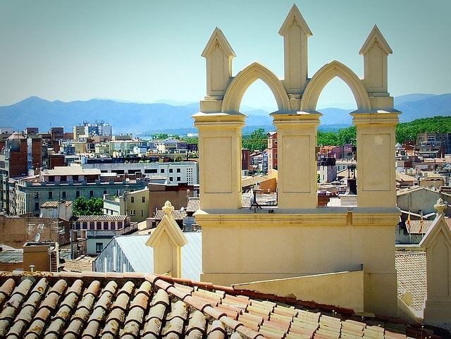 Vue sur la charmante vieille ville de Gérone et ses superbes édifices.