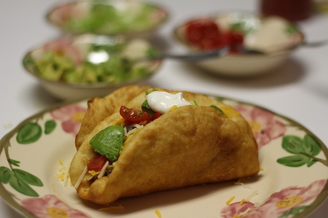 Une assiette de gorditas, une galette garnie de haricots rouge et de légumes au Mexique.