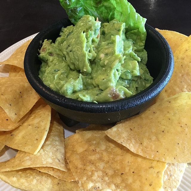 Une assiette de guacamole accompagnée de chilaquiles.