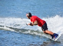 Homme effectuant une séance de wakeboard.